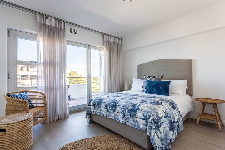 Stunning Ocean View Penthouse w/ Inverter gallery image 2