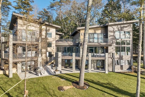 Modern Contemporary Lakefront House