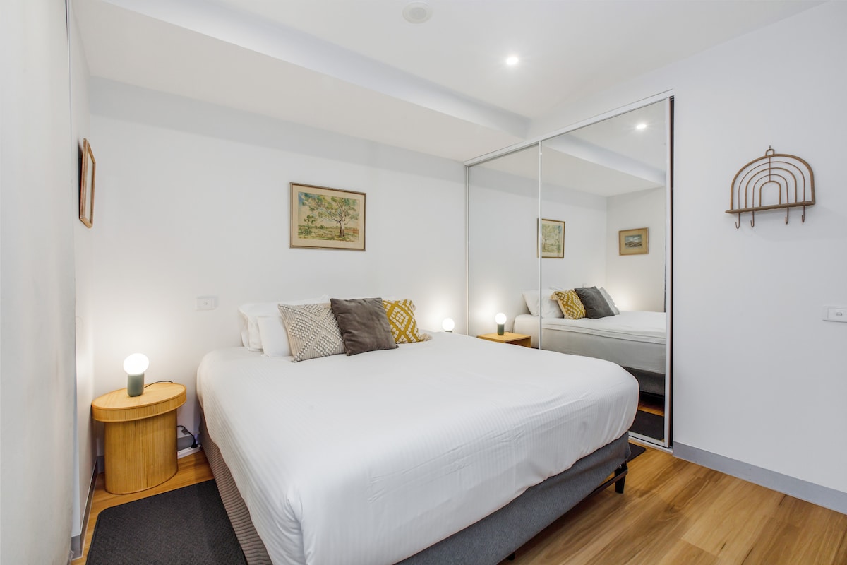 La cama tamaño king es cómoda y acogedora con muchas almohadas suaves. Las encantadoras mesas auxiliares de madera y el arte paisajístico que adornan las paredes le dan carácter al espacio. 
