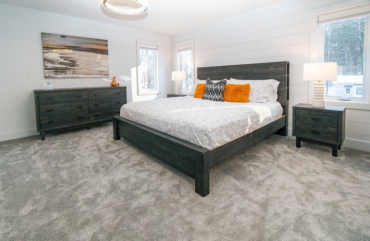 พักผ่อนในห้องนอนใหญ่ที่มีเตียงขนาดคิงไซส์ที่ประดับประดาด้วยเครื่องนอนอัพเกรดรอคุณอยู่ ที่พักแห่งนี้ได้รับการปรับปรุงใหม่ให้ความสะดวกสบายและความเงียบสงบเพื่อการพักผ่อนที่ผ่อนคลาย