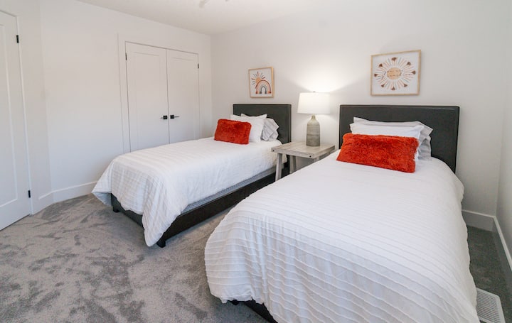 ค้นพบห้องนอนที่สองที่มีเสน่ห์ของเราเหมาะสำหรับเด็กๆมีเตียงเดี่ยว 2 เตียงที่ประดับประดาด้วยผ้าห่มอุ่นๆมากมาย เป็นที่พักที่อบอุ่นได้รับการออกแบบมาเพื่อสร้างที่พักที่น่าอยู่และสะดวกสบายสำหรับเด็กเล็ก