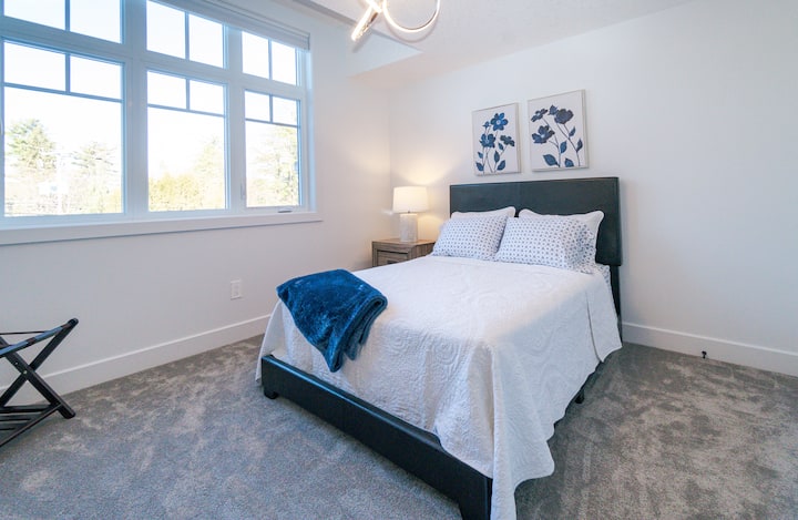 ขอแนะนำห้องนอน 3 ที่พักเงียบสงบพร้อมเตียงคู่เพดานสูงและมู่ลี่ไฟฟ้าที่สะดวกสบายทันสมัย 