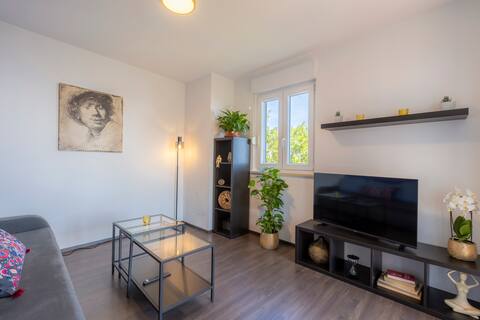 Top Airbnb: RED House Apartments - Apartment 2 in Duga Luka