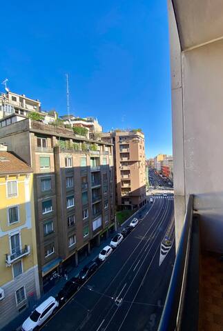 Amazing 3 Rooms Bocconi Apartment – 1.6 km Duomo gallery image 4