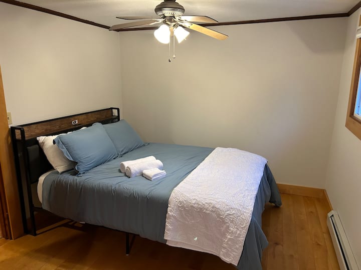 Soveværelse #2 "Nook Room"
Queensize-dobbeltseng
Dette soveværelse ligger på anden etage af boligen
