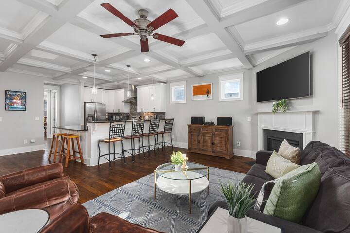 Walk to Broadway & Germantown Large House w/ Patio gallery image 2