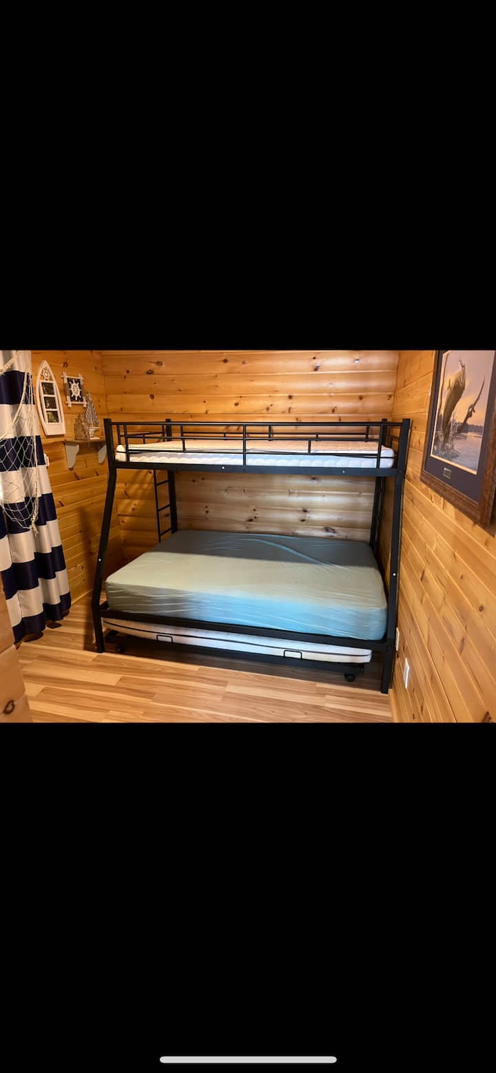 Detská izba s monitorom až pre 4 deti (2 jednolôžka, 1 dvojlôžková ) má samostatnú klimatizáciu s diaľkovým ovládaním,  šatník na zavesenie oblečenia, ako aj veľkú komodu. 