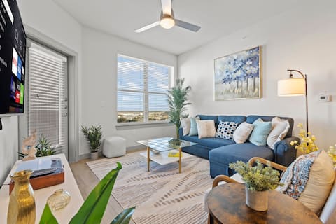 Lux 2BR Downtown Escape Pool/Gym/Parking