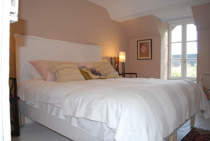 CHAMBRE1
Upstairs a first bedroom with a large bed