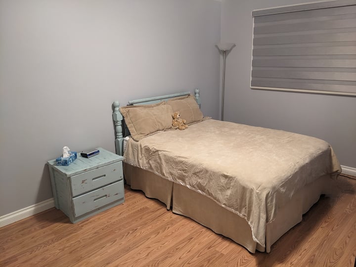 Chambre principale avec lit Queen Size