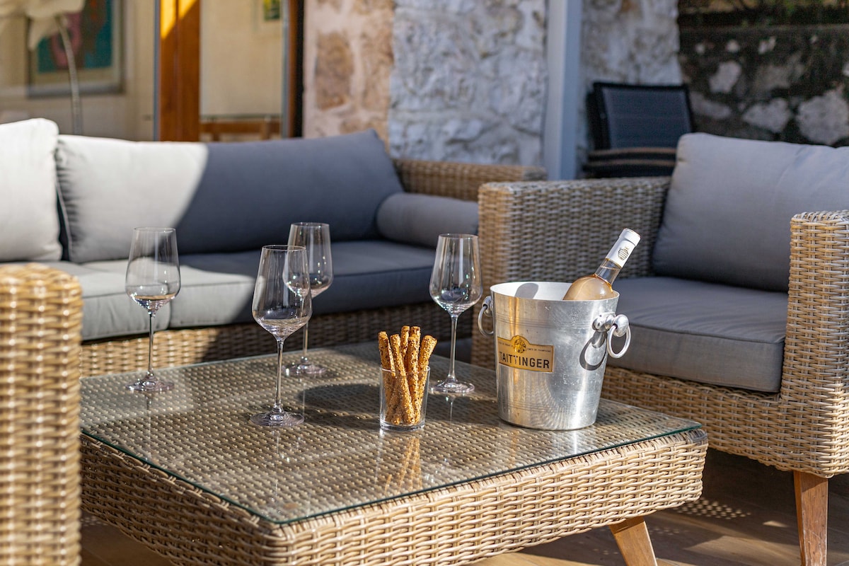 Popular Airbnb listing: Swimming pool and sea views near to the port in Mont Boron