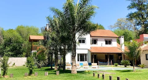 House in Pilar (grill, pool, furbol, events)