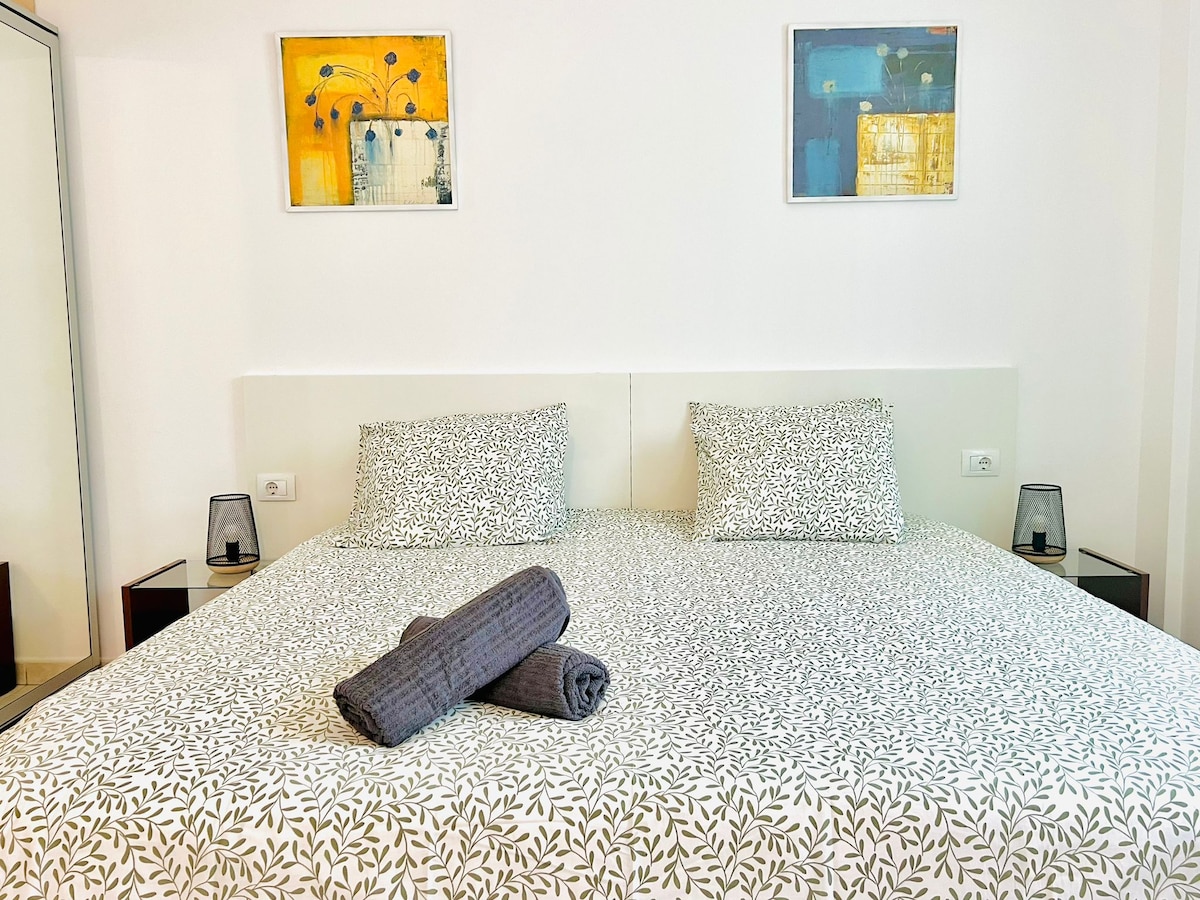 - Отпуснете се в спокойната ни спалня в апартамента в Каляо Салвае
- С уютно двойно легло спалнята е предназначена за спокойни нощи и спокойни сутрини.
- Поддържайте вещите си организирани с достатъчно място в килера