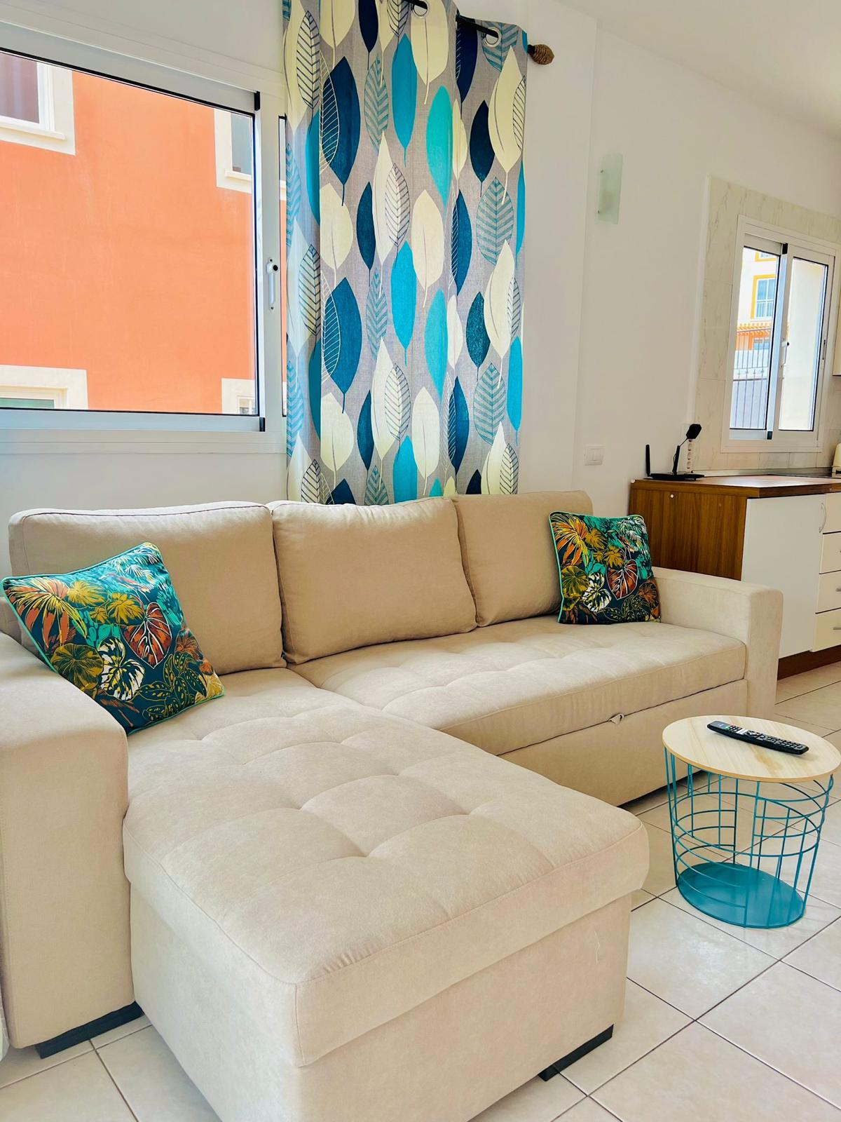 - Отпуснете се в нашата светла и просторна всекидневна зона на апартамента в Каляо Салваже
- Потопете се в нашия плюшен диван и се насладете на уютна вечер с комфорт
- Големи прозорци изпълват жилищното пространство с естествена светлина
- Вкусният декор добавя нотка на елегантност