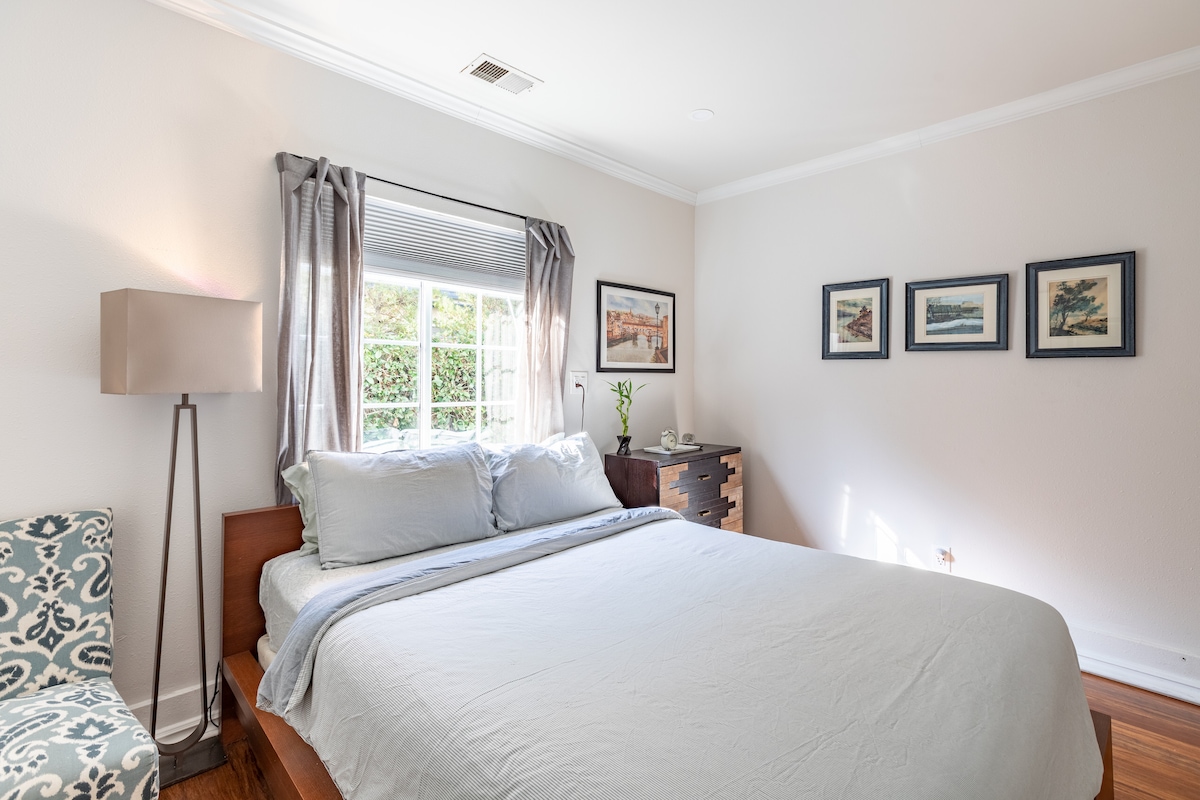 Chumba cha kulala cha kujitegemea na bafu katika nyumba nzuri ya kihistoria inasubiri ziara yako ya Long Beach.