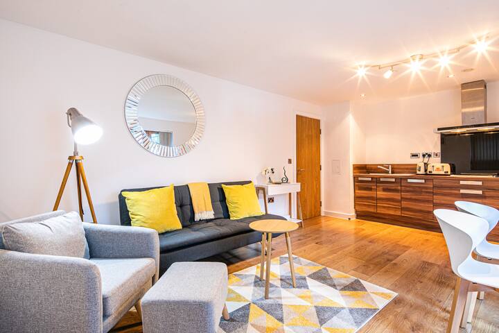 Rudi kwenye fleti hii nzuri yenye sehemu ya kuishi yenye starehe na jiko ambalo lina vitu vyote vya kujipikia. Iwe uko hapa kupumzika au kuchunguza, ni tiketi tu ya ukaaji usio na usumbufu.