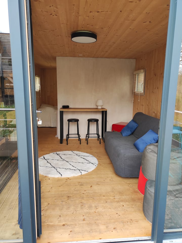 微型住宅由起居室组成，后面有带淋浴间的卧室+独立卫生间