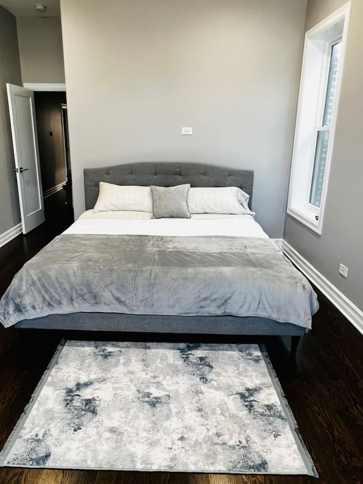 主卧配备加大双人床