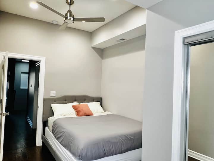 第4间卧室，配备标准双人床+全尺寸日式床垫，可供额外房客使用