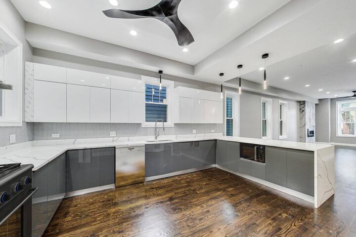 Stylish 6BR Oasis w/Private Coach House & Garage! gallery image 3