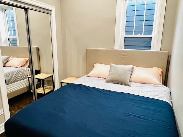 第二间卧室配备标准双人床