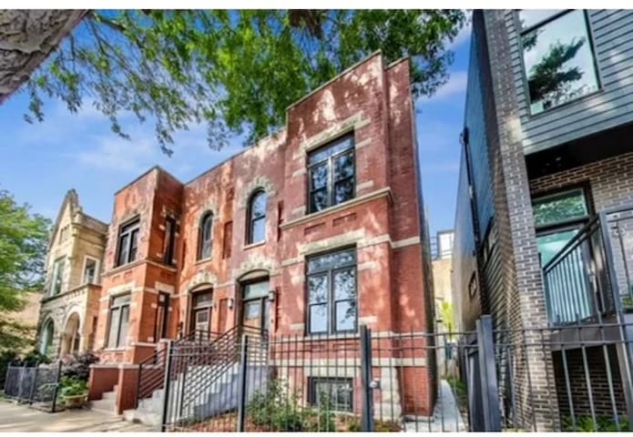 Stylish 6BR Oasis w/Private Coach House & Garage! gallery image 5