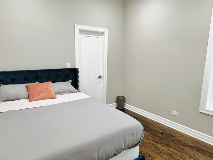 第三间卧室配备标准双人床