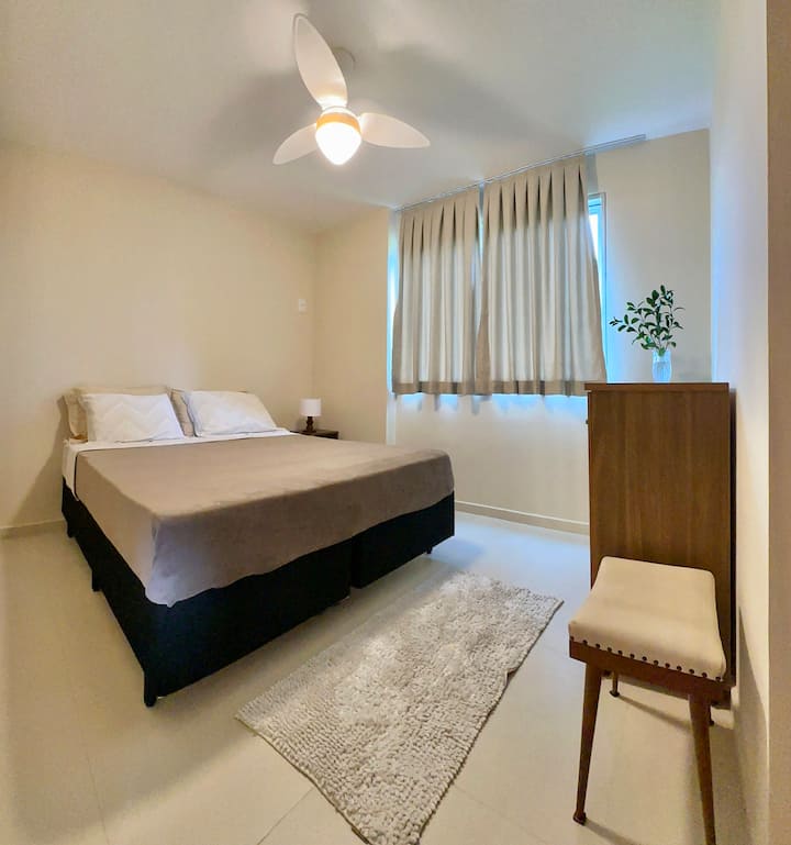 Странична стая, сутрешно и следобедно слънце.