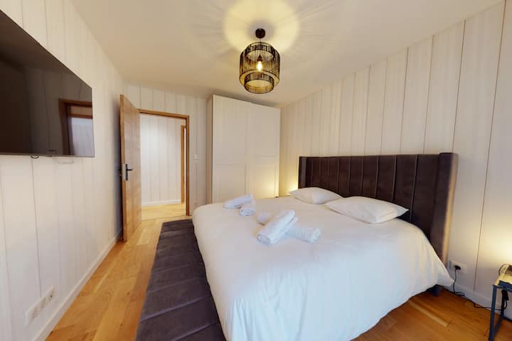 Spálňa s posteľou 160 x 200, televízorom so streamovaním a šatňou. 