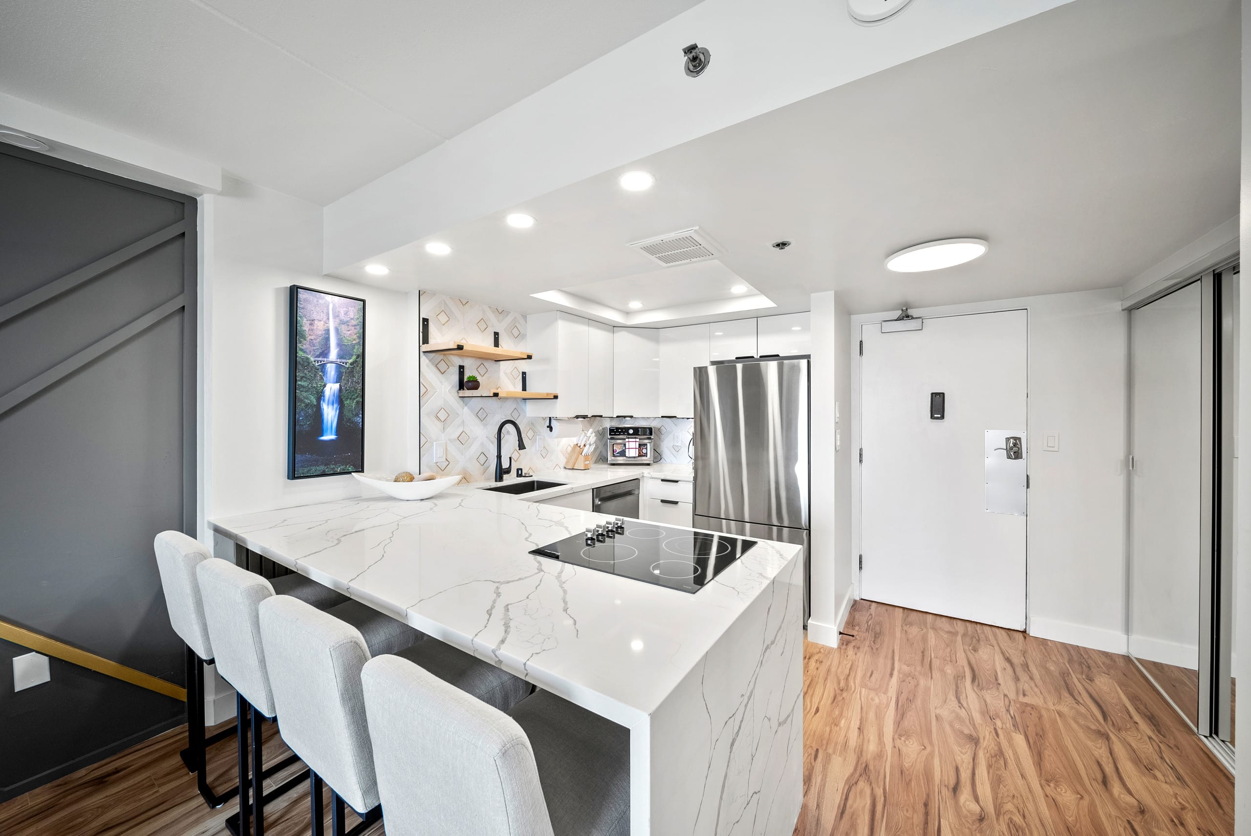 Renovated Ocean View 1 bdrm Unit @ the Ilikai - Image 9