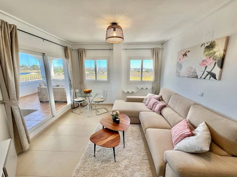 Top Airbnb: Tranquil Lakeview Getaway with Terrace &Pool &Golf en Región De Murcia