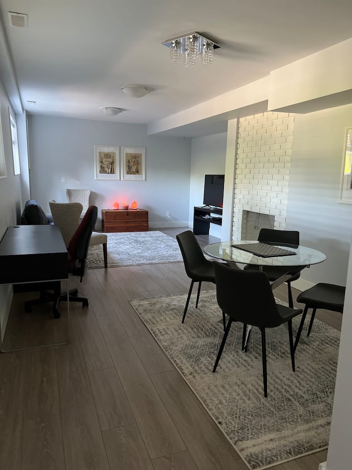 Beautiful Two Bedroom Suite - Coquitlam
