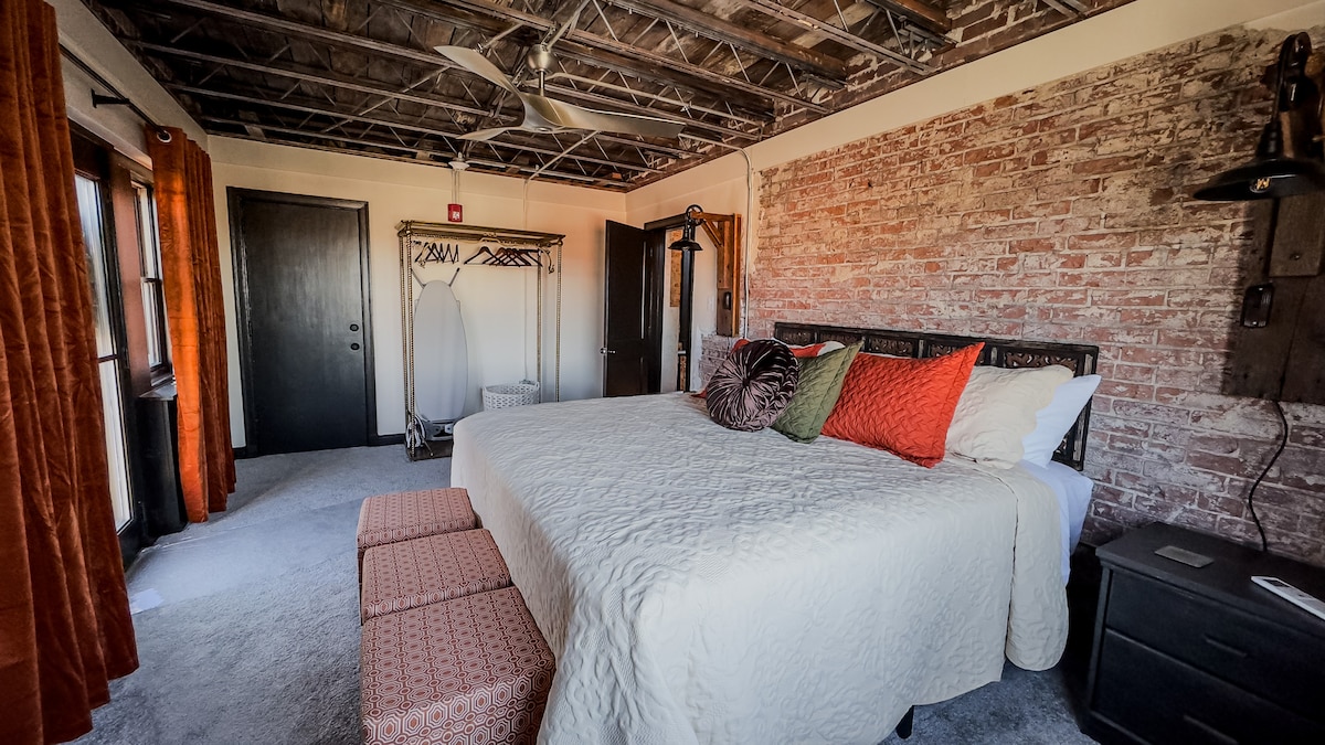 מיטת קינג סייז בחדר השינה הראשי הפרטי