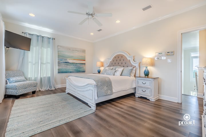 Master Bedroom (King)- 3rd floor