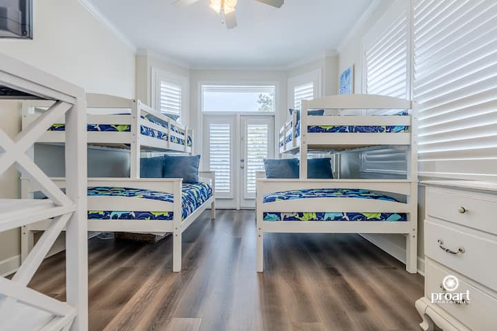 Bunk Room (2 tween and 2 full beds) -2nd floor