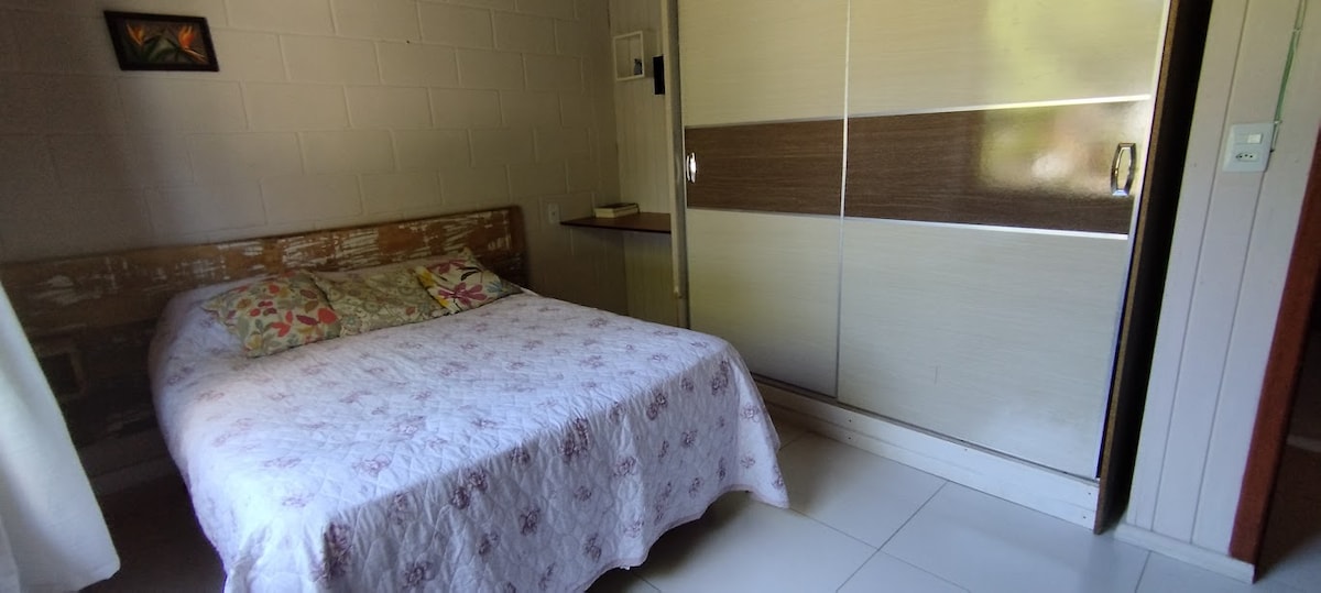 Habitación en la parte delantera. Tiene una cama doble, armario y una mesa de computadora, que también se puede descargar para obtener más espacio. Este tiene aire acondicionado.