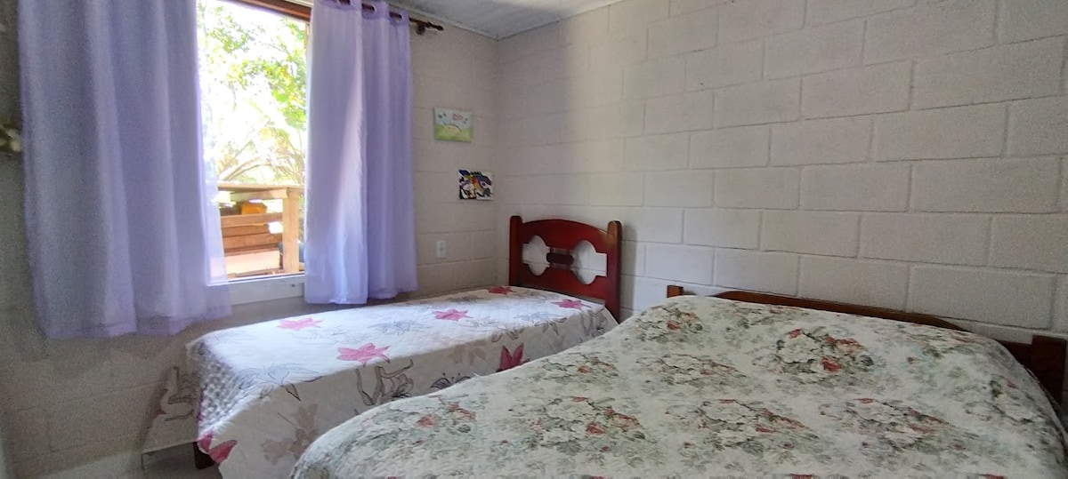 Habitación 2. Cama doble y una individual. Todavía tenemos otro colchón adicional que se puede utilizar. En esto también hay una cómoda de 4 cajones . 