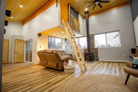 Top Airbnb: Alaskan Loft in Bear Creek