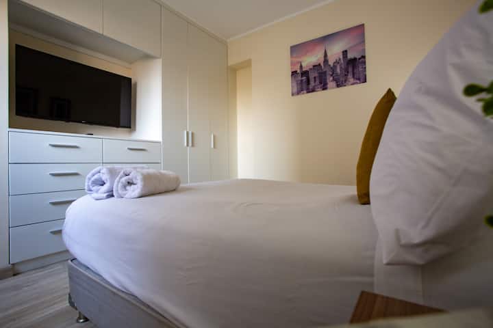 Მეორე ოთახი სმარტ-ტელევიზორით, კარადათი და უჯრებით კომფორტული.