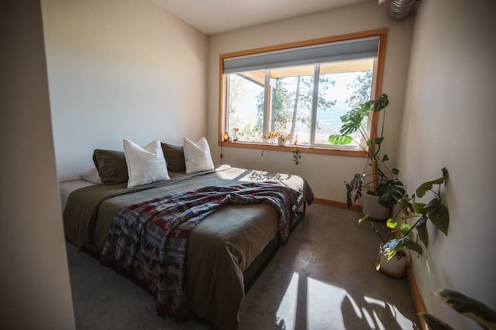 Das Hauptschlafzimmer lässt uns in das perfekte Morgenlicht kommen, während du den Blick auf das Feld genießt. Die Kingsize-Matratze ist ein mit Bio-Kupfer angereicherten Schaum, der jede Spannung, die du im Körper hast, lindern und dich gut ausgeruht fühlen lässt. 