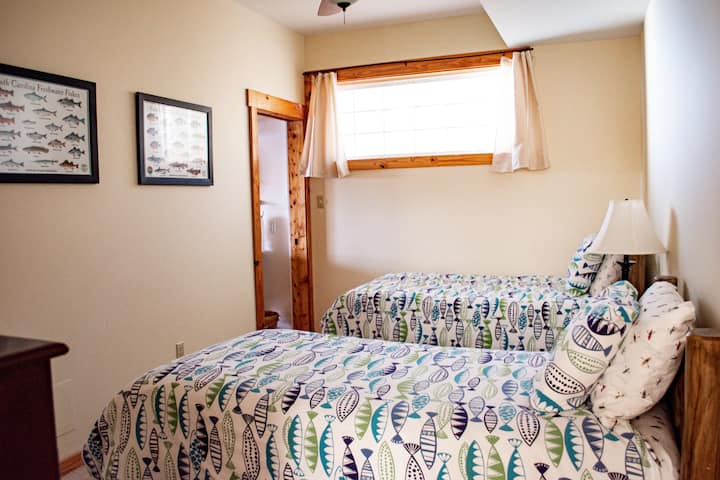 Chumba cha chini cha kulala cha Tatu kilicho na vitanda viwili PACHA. 