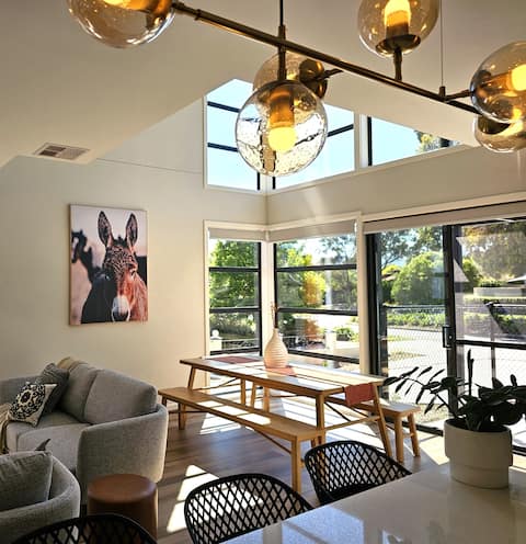 Stylish new 4bedrm Townhouse with 2 cars garage