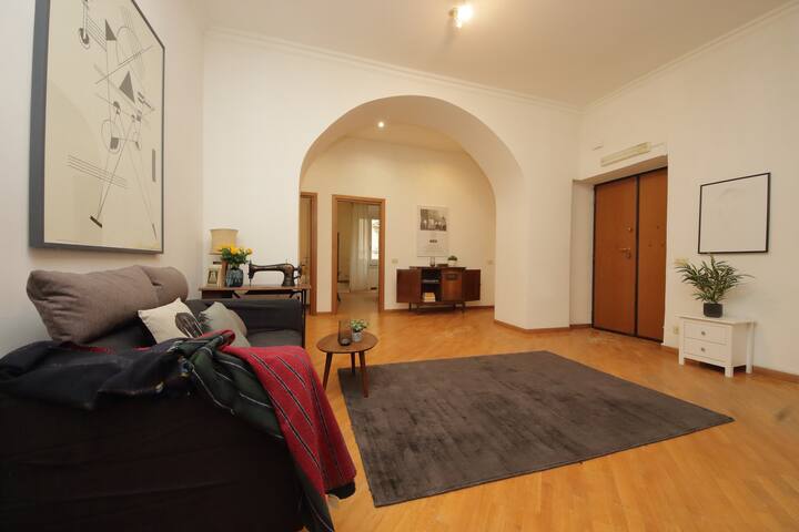 Giant Borghese Apartment gallery image 4