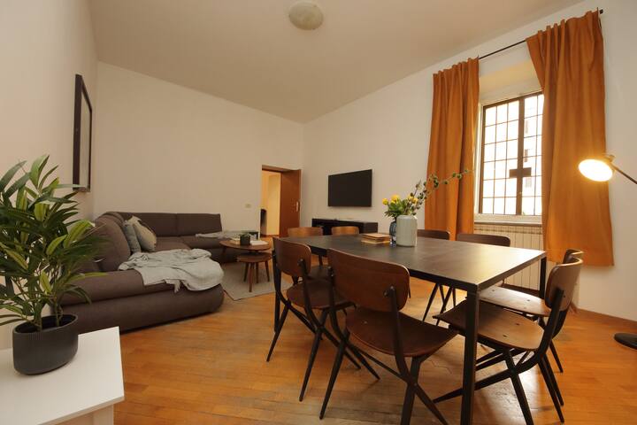 Giant Borghese Apartment gallery image 3