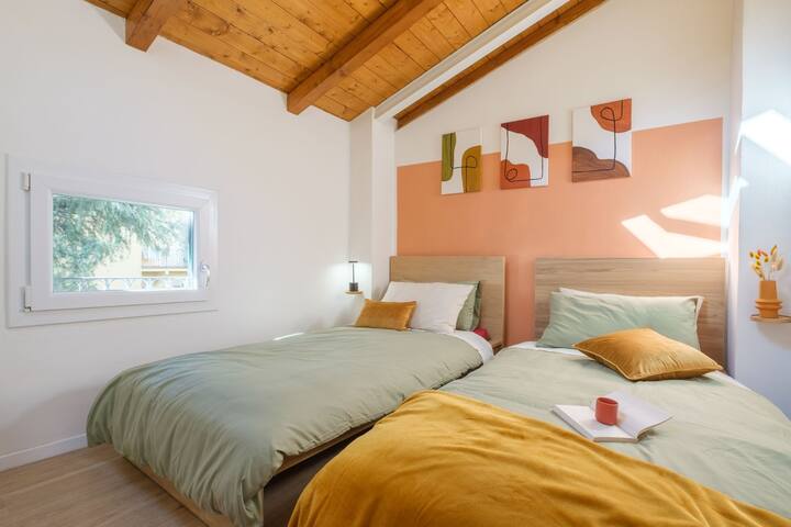 Vintage Garden Home | Steps from Piazza Maggiore gallery image 4