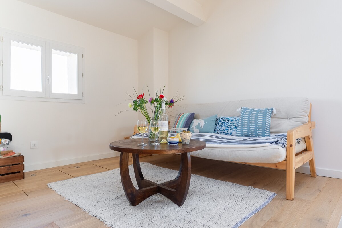 Successful Airbnb property: Captain's Cabin Spectacular View Old Port & Aircon in Marseille 1er Arrondissement