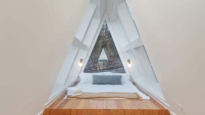 At the peak, you'll find a sunken king bed. As you fall asleep at night, you can immerse yourself in the stars above through the massive skylights all around