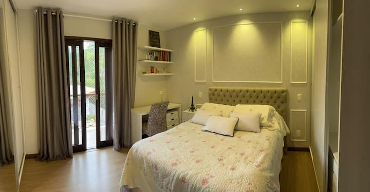 Dhomë dopio suitë me dy gardëroba, derë/dritare kryesore, studio ose stol pune.