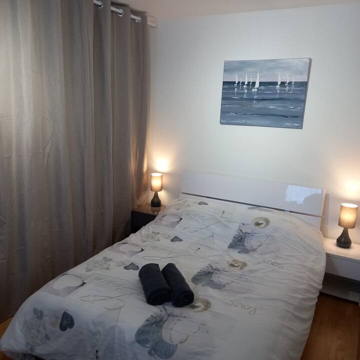 Habitación con cama doble.