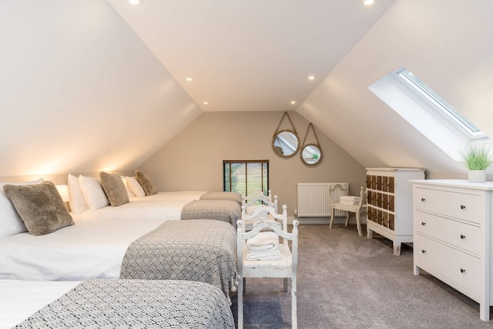 Спалня 2 в караваната е четириместна стая (за 4 души)

Всички легла могат да бъдат оправени като двойни или суперкинг.  

Заявките за конфигурация на леглата трябва да бъдат направени 2 седмици предварително. Благодарим ви

С най - добри пожелания
Рейчъл
rachelsfarm.com

